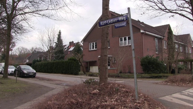 "Tisch mit 12 Stühlen"